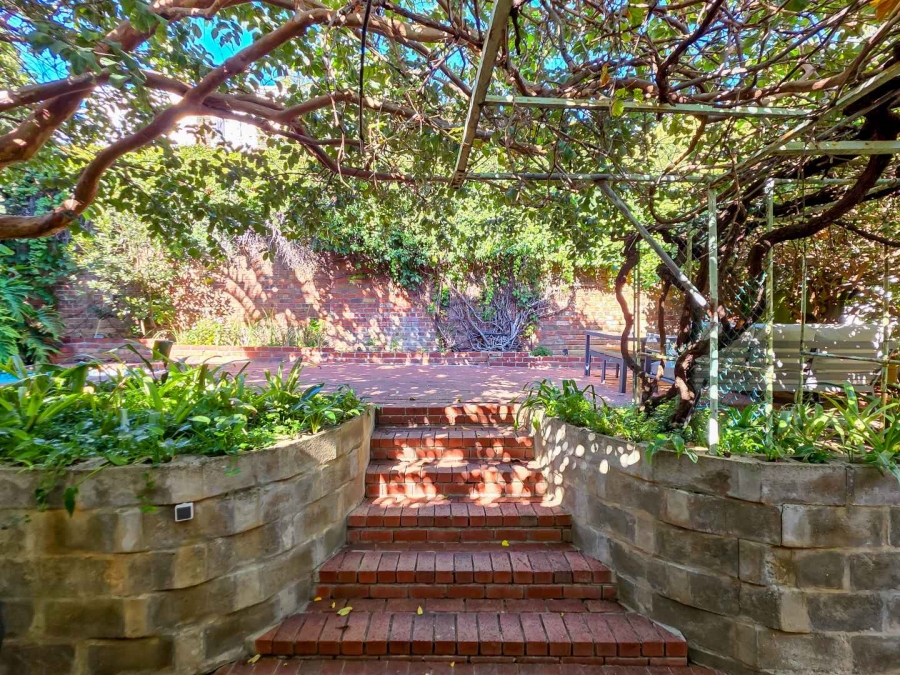 6 Bedroom Property for Sale in Green Point Western Cape